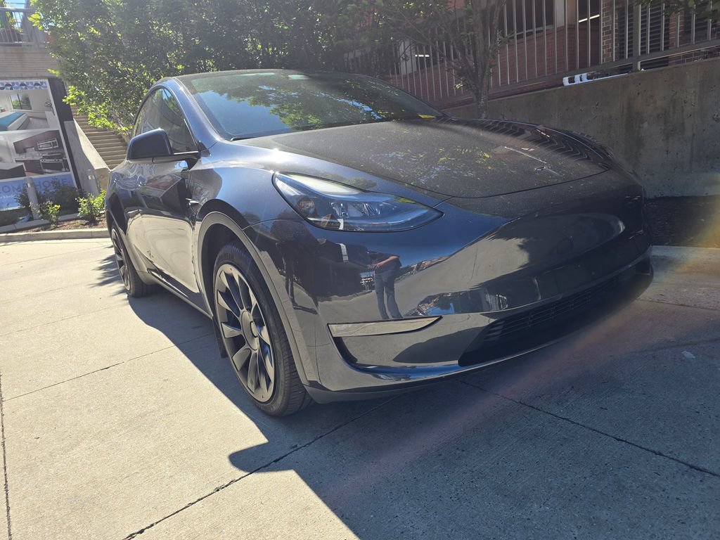 Used 2024 Tesla Model Y Long Range AWD/4WD image 3