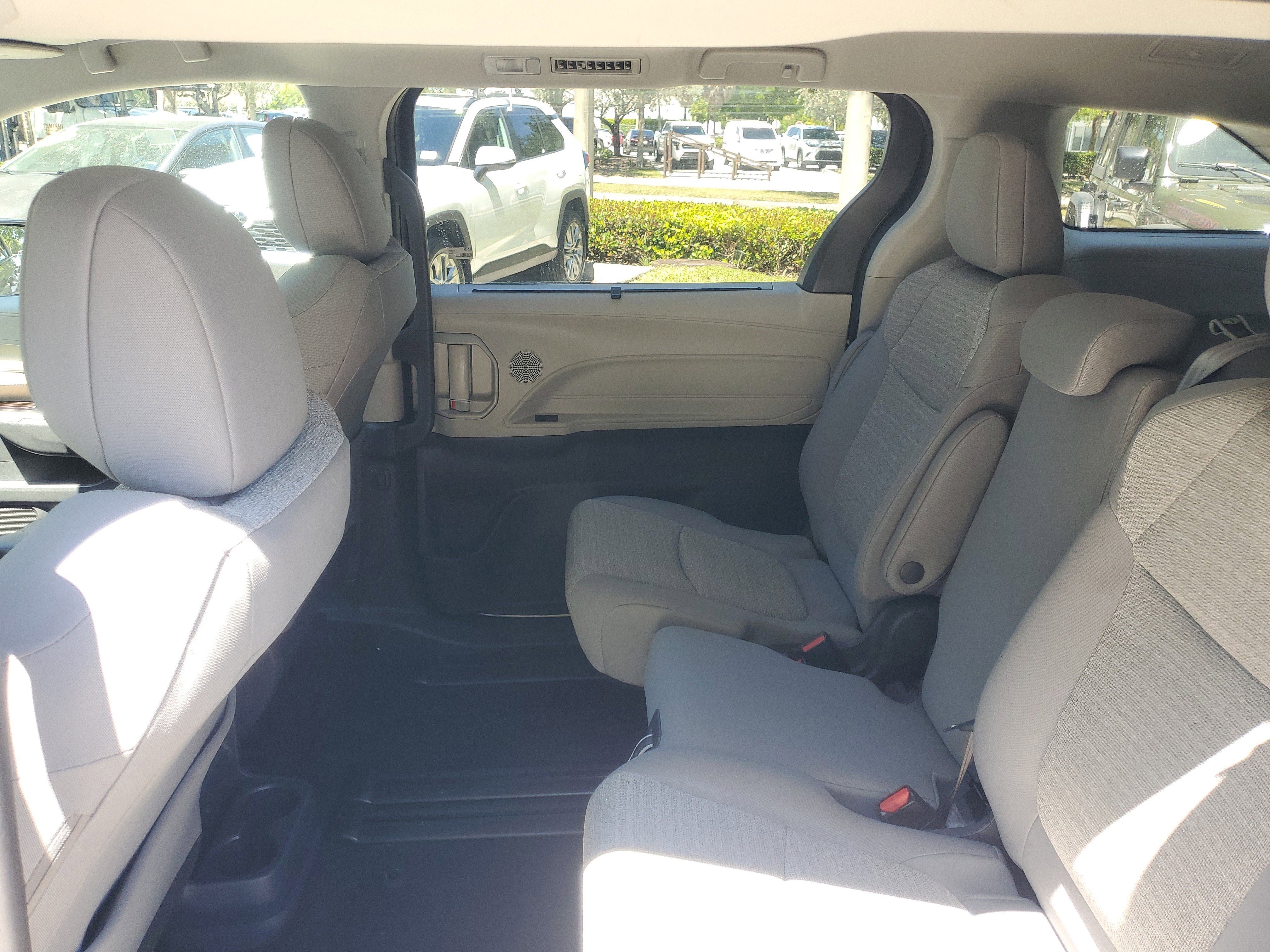 Used 2021 Toyota Sienna LE w/ LE Plus Package FWD image 11