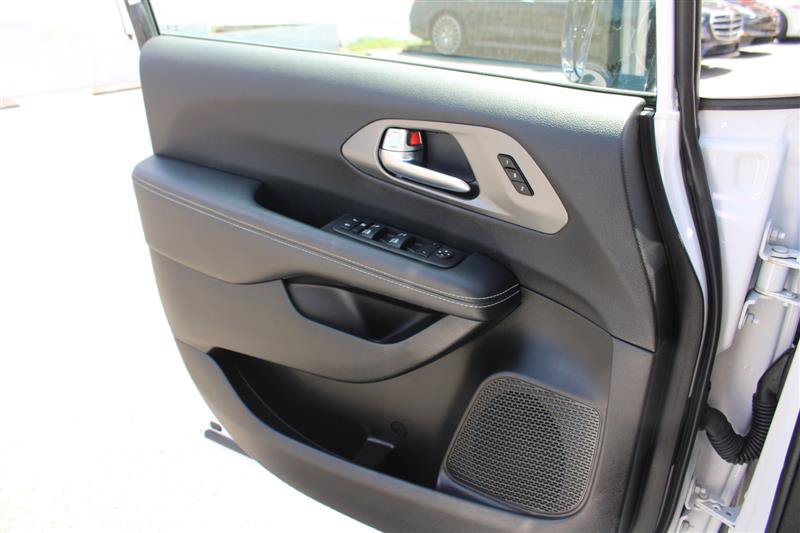 Used 2025 Chrysler Pacifica Select FWD image 11