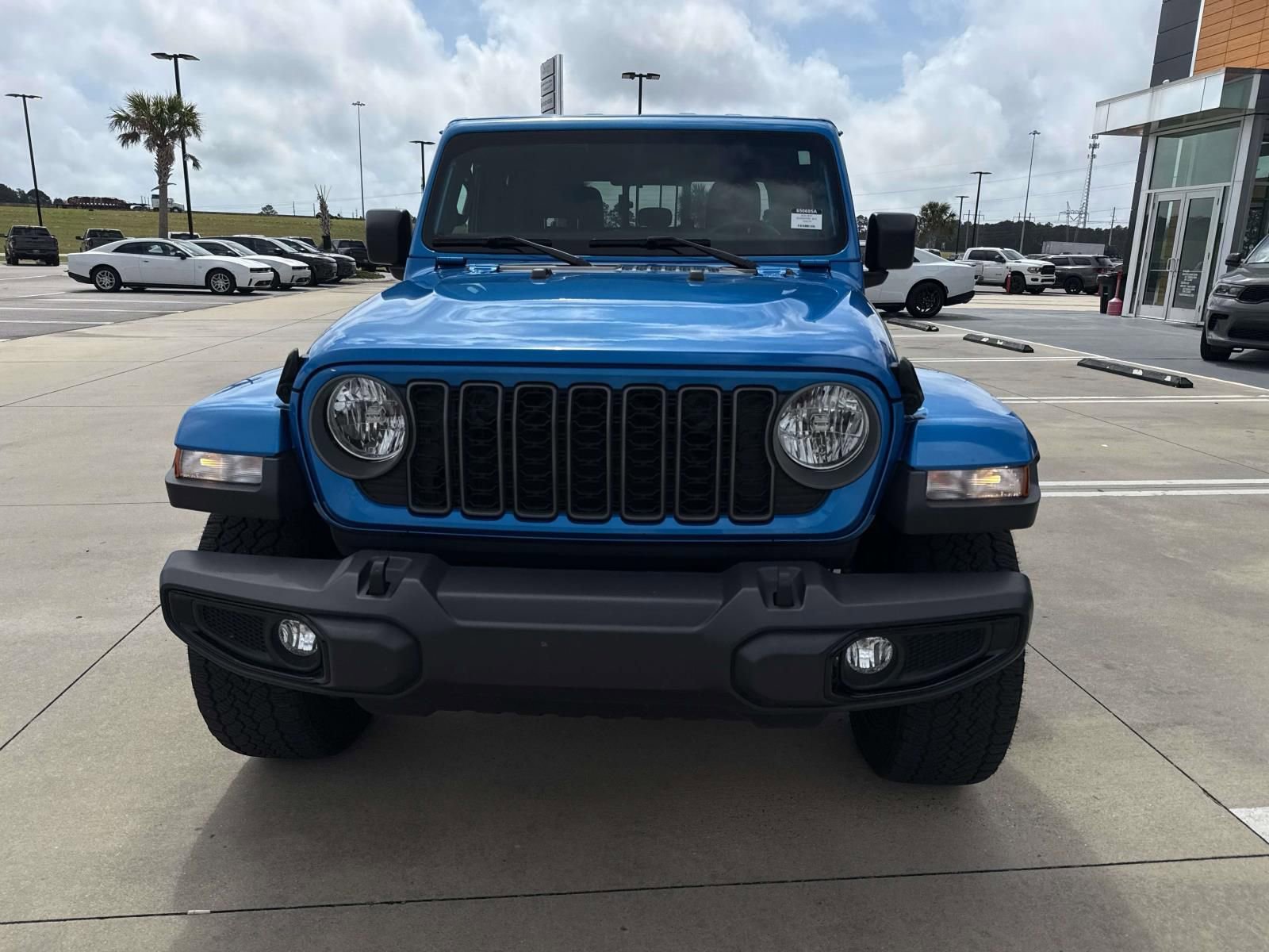 Used 2025 Jeep Gladiator Sport image 2