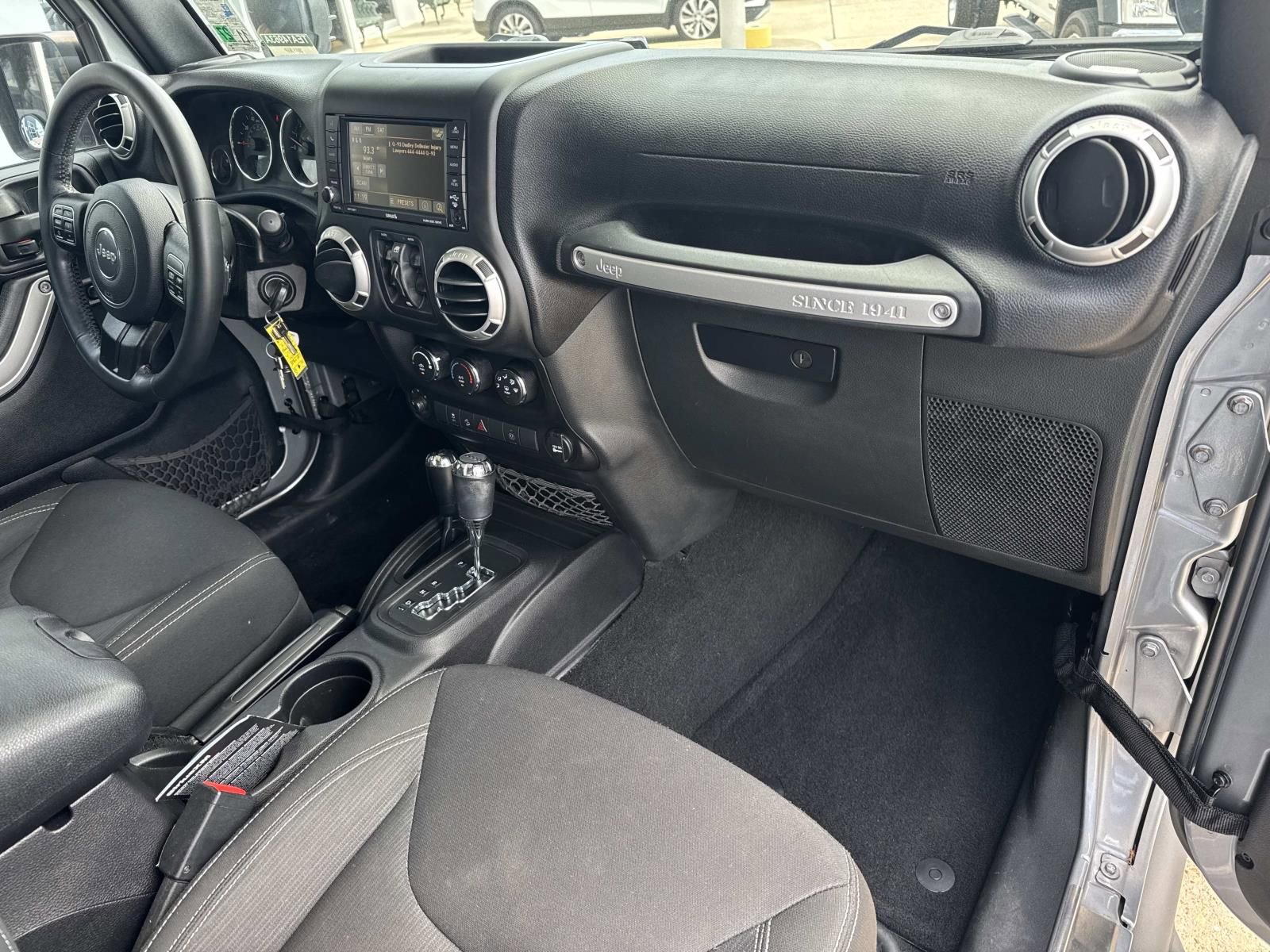 Used 2015 Jeep Wrangler Unlimited Rubicon w/ Connectivity Group AWD/4WD image 16