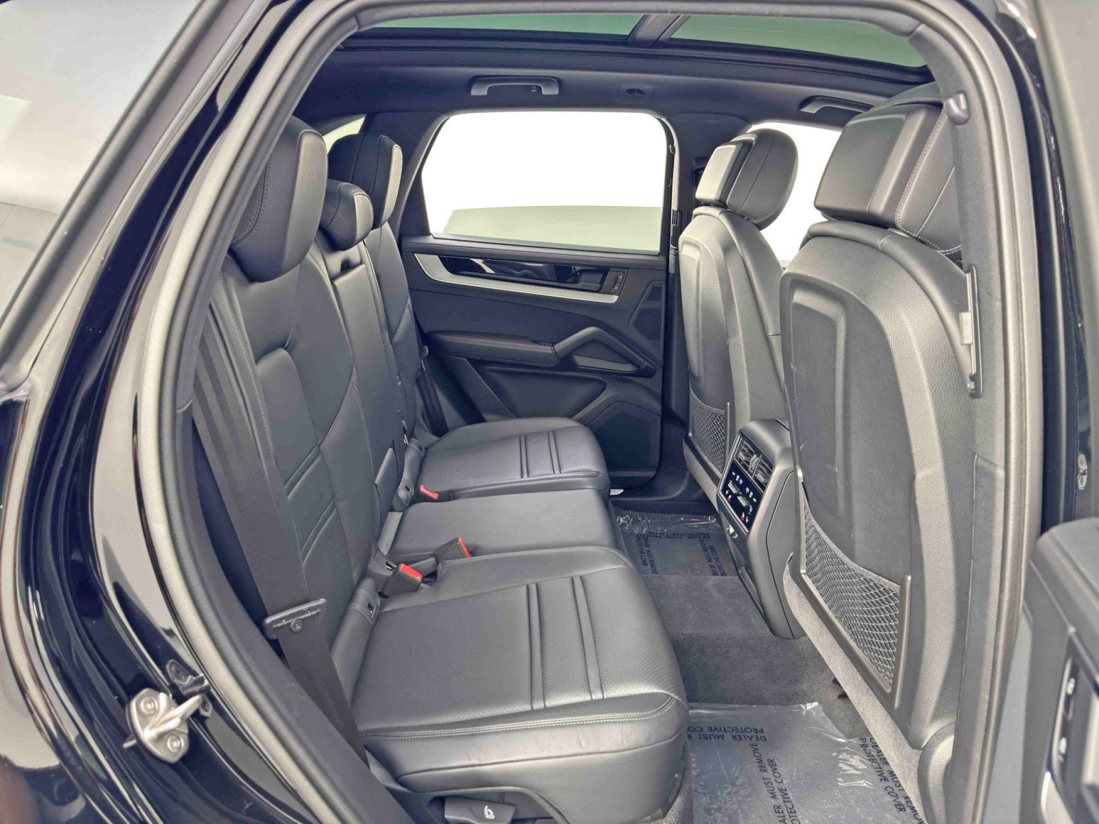 Used 2024 Porsche Cayenne w/ Premium Package image 43