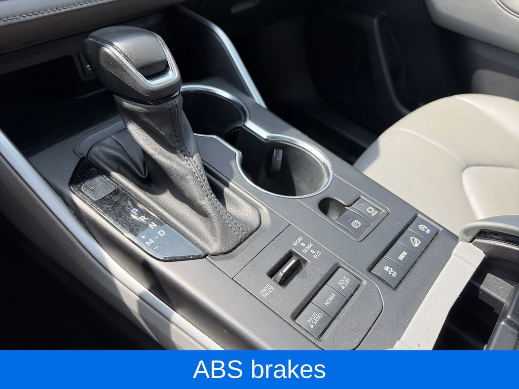 Used 2022 Toyota Highlander XLE AWD/4WD image 25