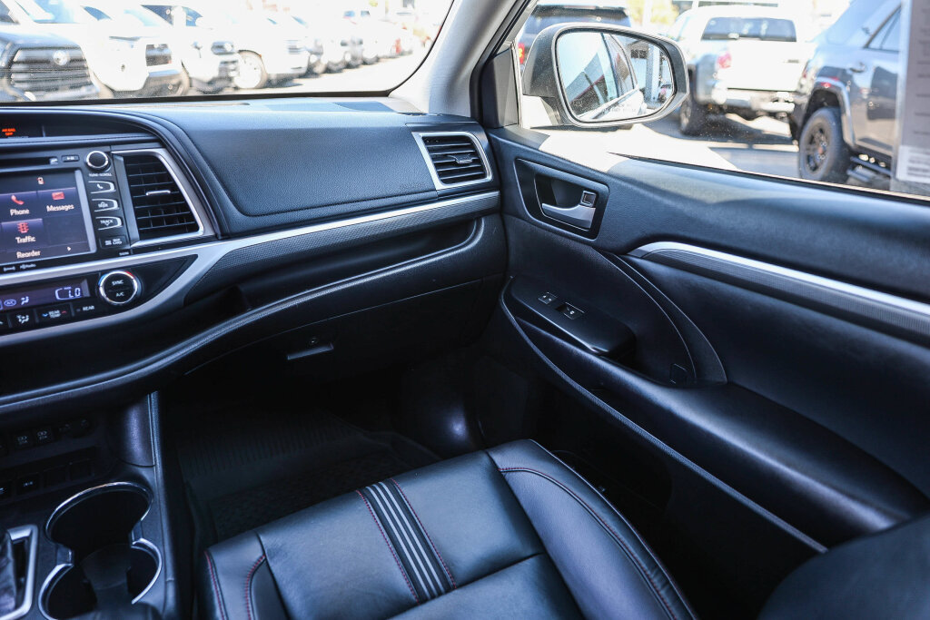 Used 2019 Toyota Highlander SE FWD image 6