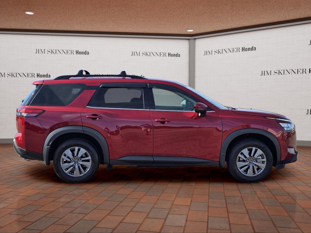 Used 2024 Nissan Pathfinder SV w/ Black Appearance Package image 7