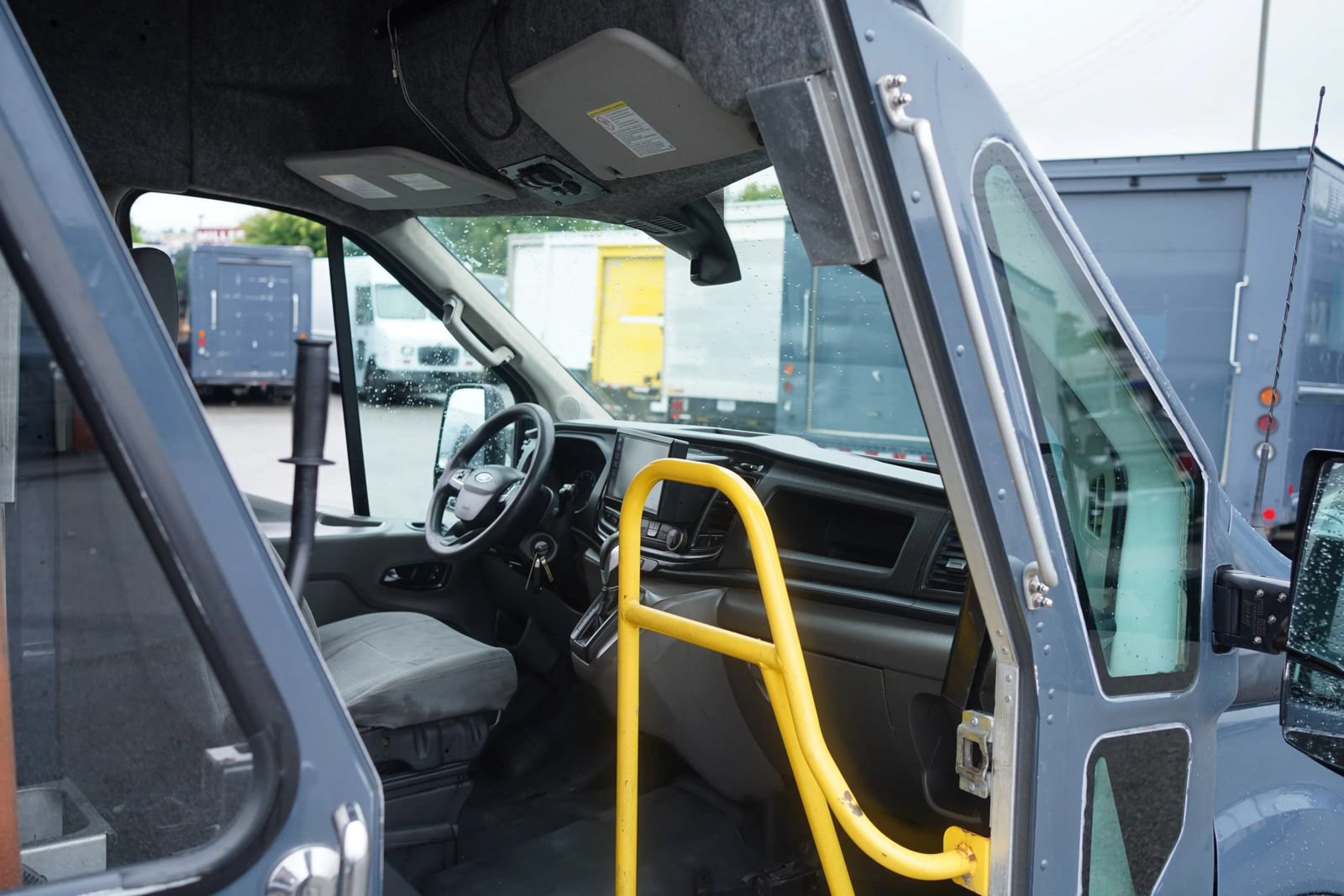 Used 2022 Ford Transit 350 DRW RWD image 3