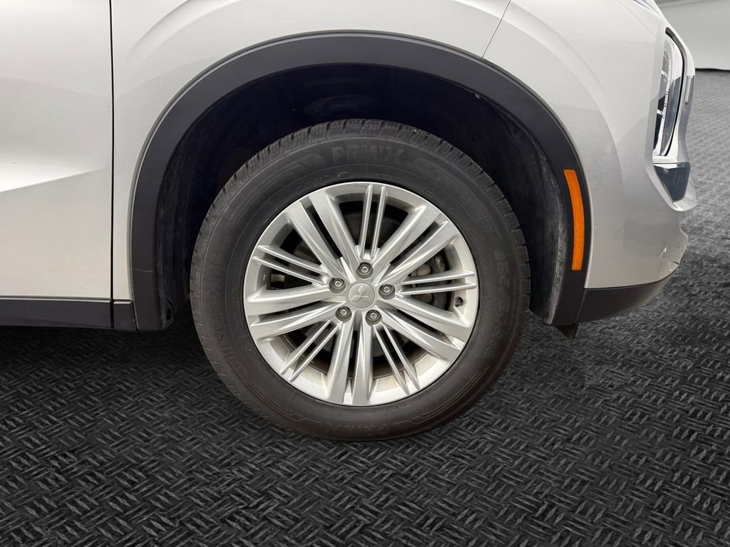 Used 2024 Mitsubishi Outlander ES image 11