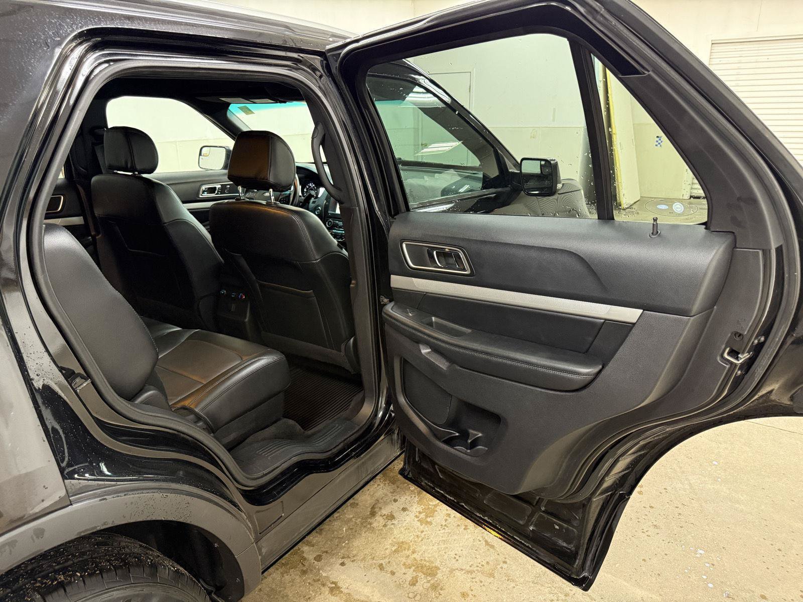 Used 2016 Ford Explorer XLT w/ Equipment Group 202A AWD/4WD image 31