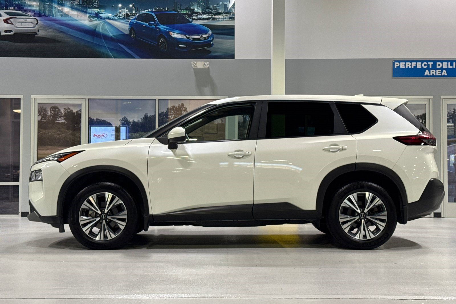 Used 2023 Nissan Rogue SV FWD image 2