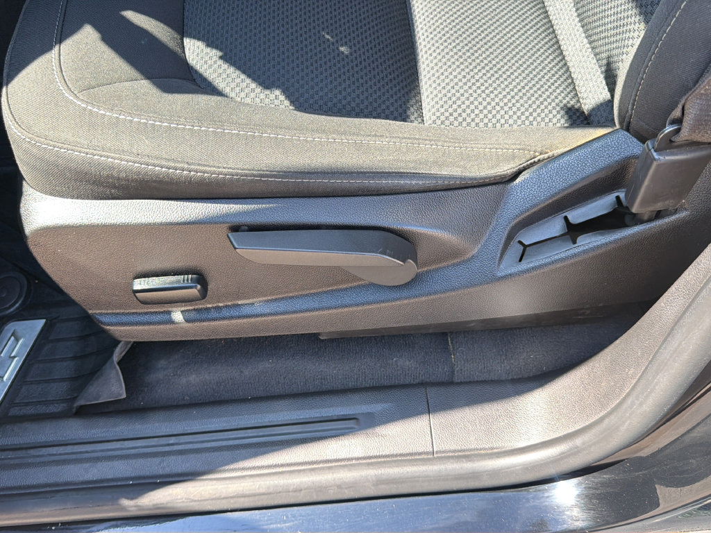 Used 2022 Chevrolet Colorado LT w/ Chrome Appearance Package RWD image 20
