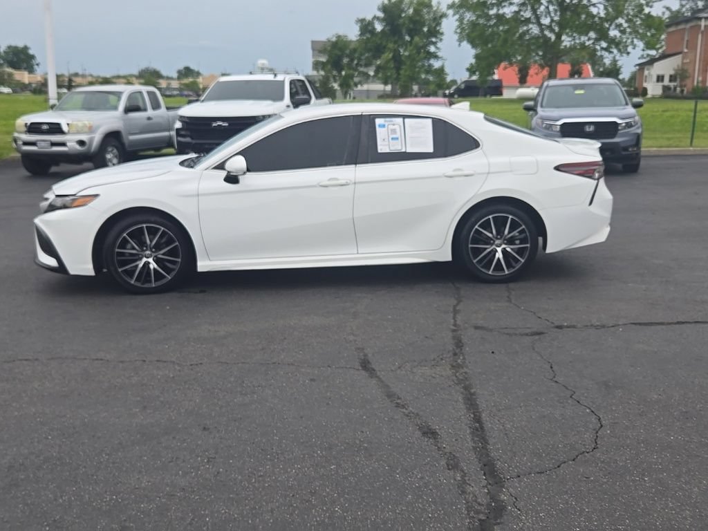 Used 2022 Toyota Camry SE FWD image 4