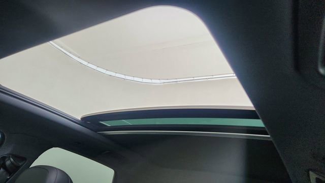 Used 2025 Porsche Cayenne w/ Premium Package image 57