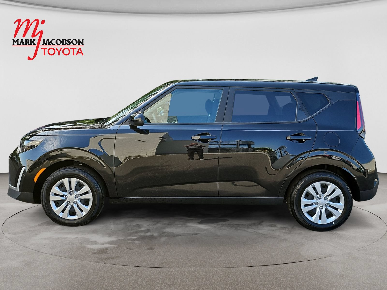Used 2025 Kia Soul LX FWD image 9