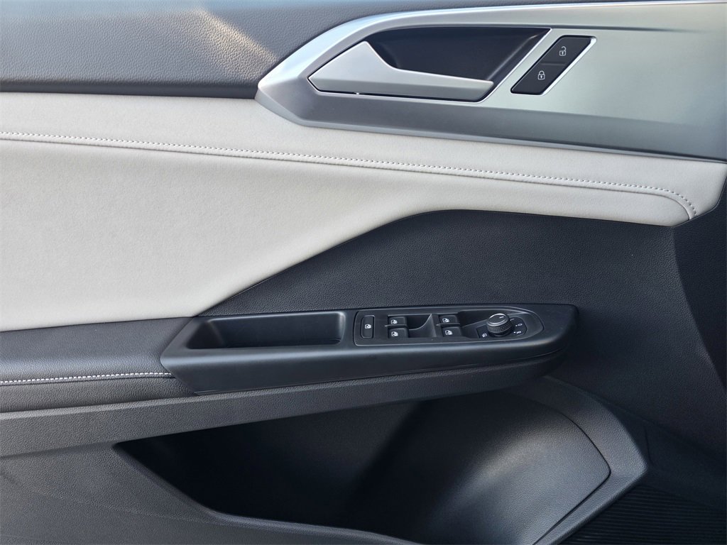 New 2026 Volkswagen Taos SE image 16