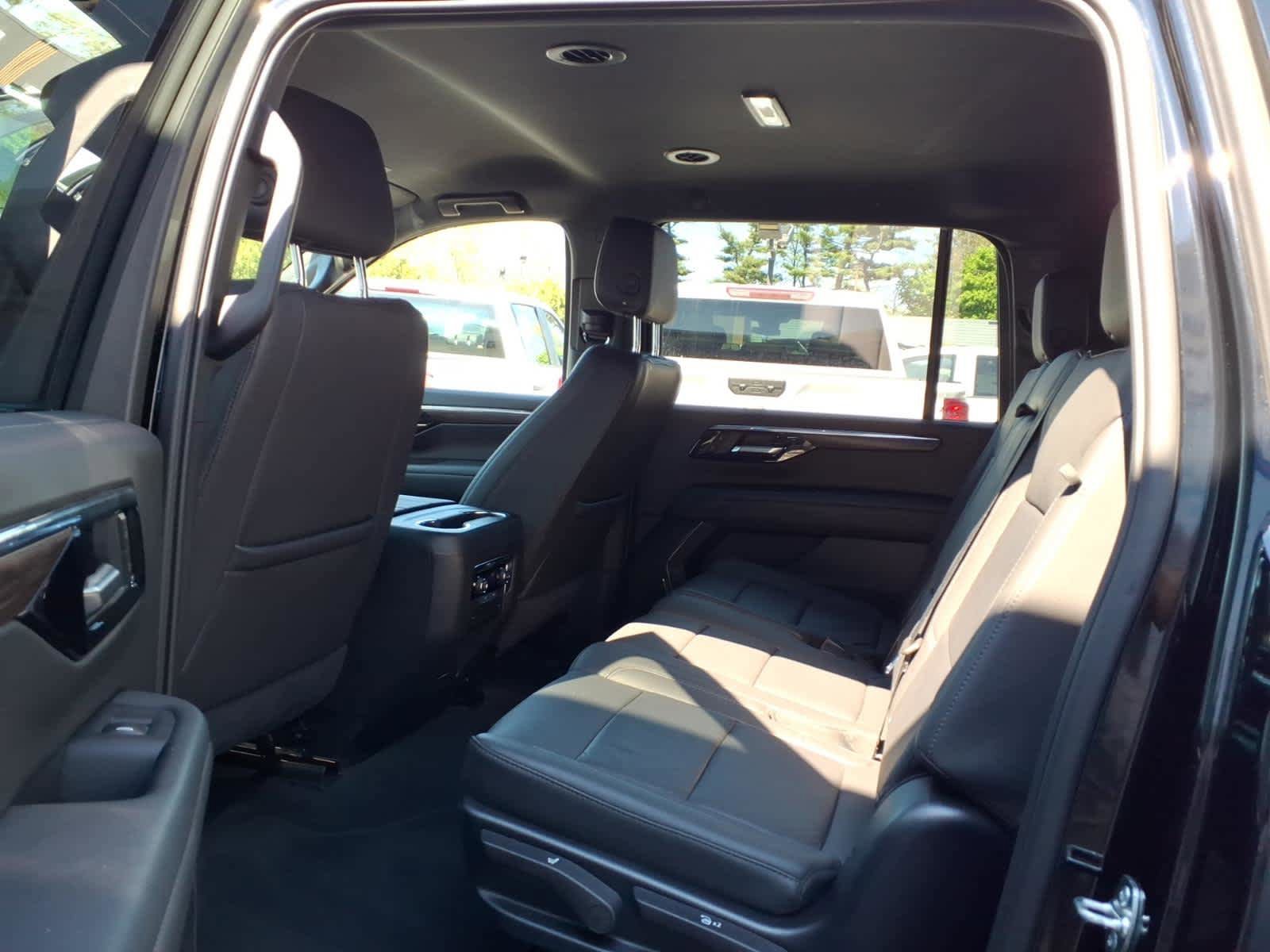Used 2025 Chevrolet Suburban Z71 AWD/4WD image 16