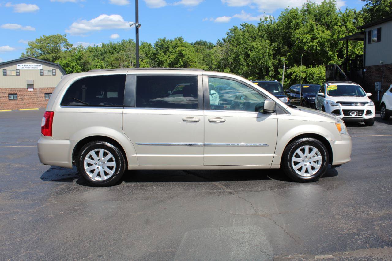 Used 2014 Chrysler Town & Country Touring FWD image 4