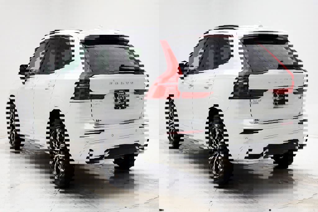 Used 2025 Volvo XC60 B5 Core image 7