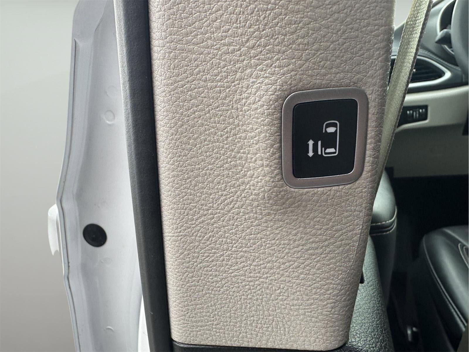 Used 2024 Chrysler Pacifica Select FWD image 44