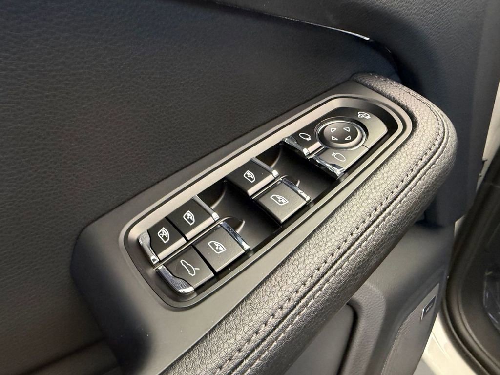 Used 2026 Porsche Macan AWD/4WD image 19