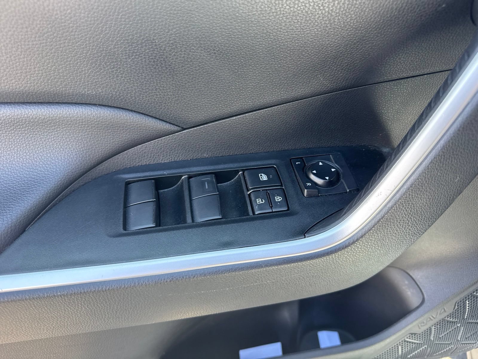 Certified 2025 Toyota RAV4 LE AWD/4WD image 9