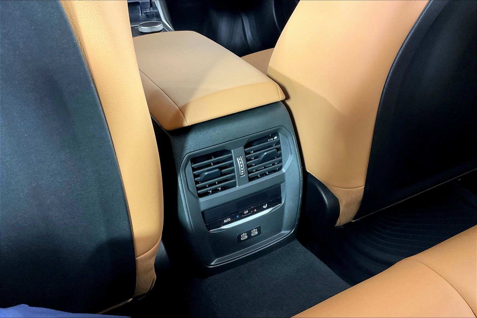 Certified 2025 BMW 330i xDrive Sedan w/ Convenience Package image 36
