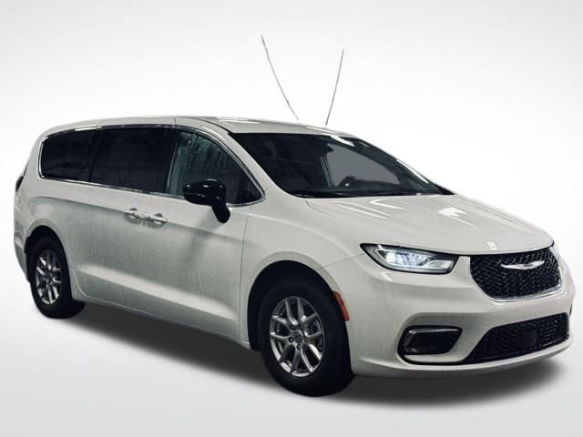 Used 2024 Chrysler Pacifica Touring-L image 4