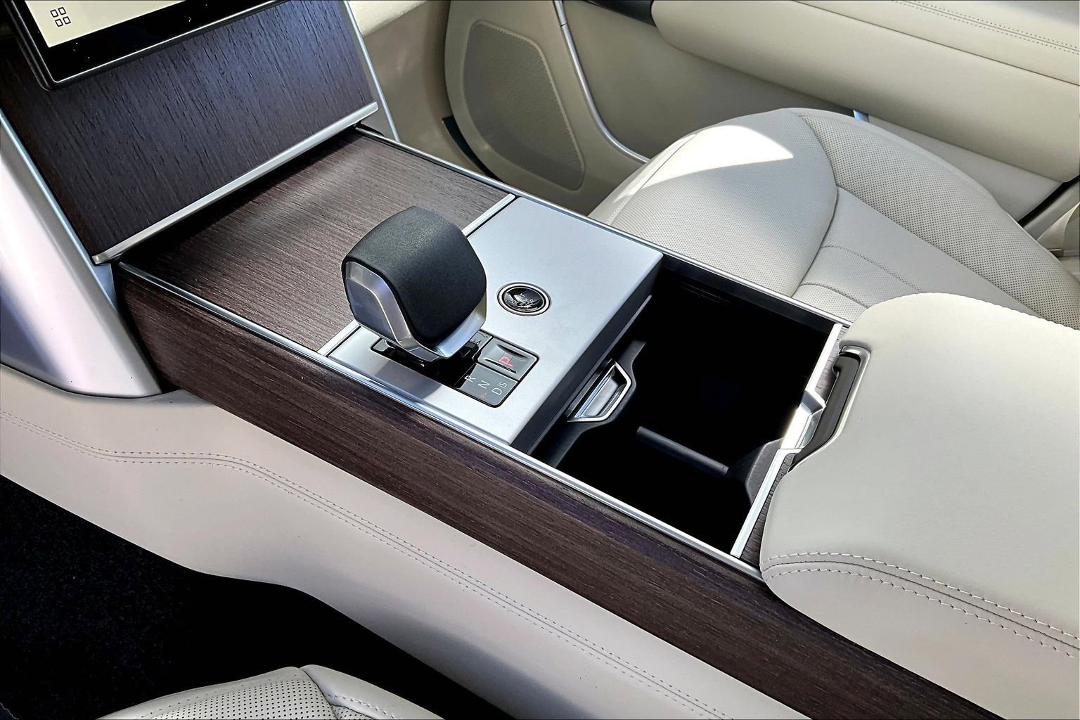 New 2026 Land Rover Range Rover SE image 8