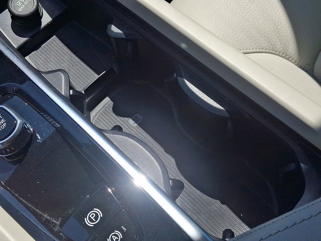 Used 2024 Volvo XC60 B5 Plus w/ Protection Package Premier image 24