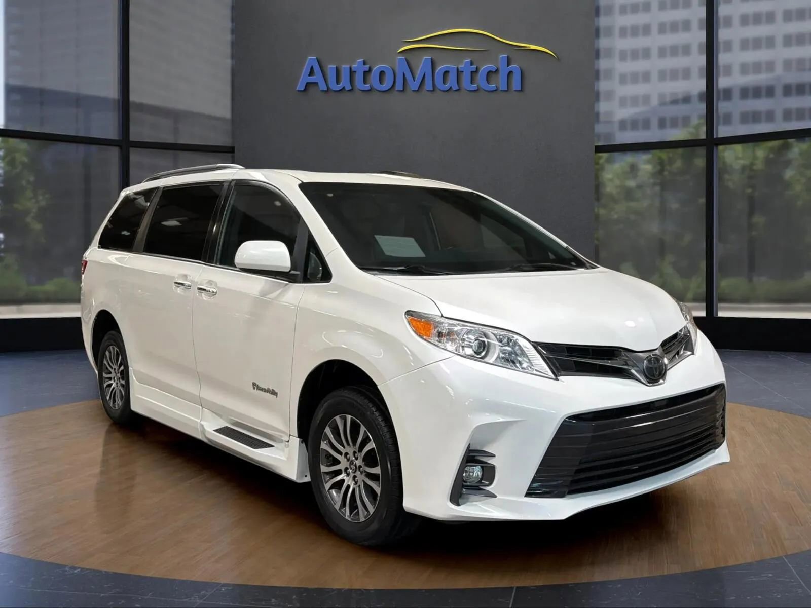 Used 2019 Toyota Sienna XLE w/ XLE Navigation Package FWD image 3