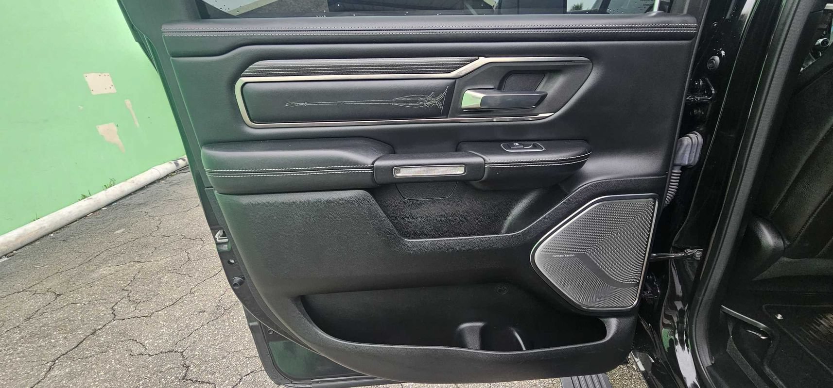 Used 2020 RAM 1500 Limited w/ Black Appearance Package AWD/4WD image 15