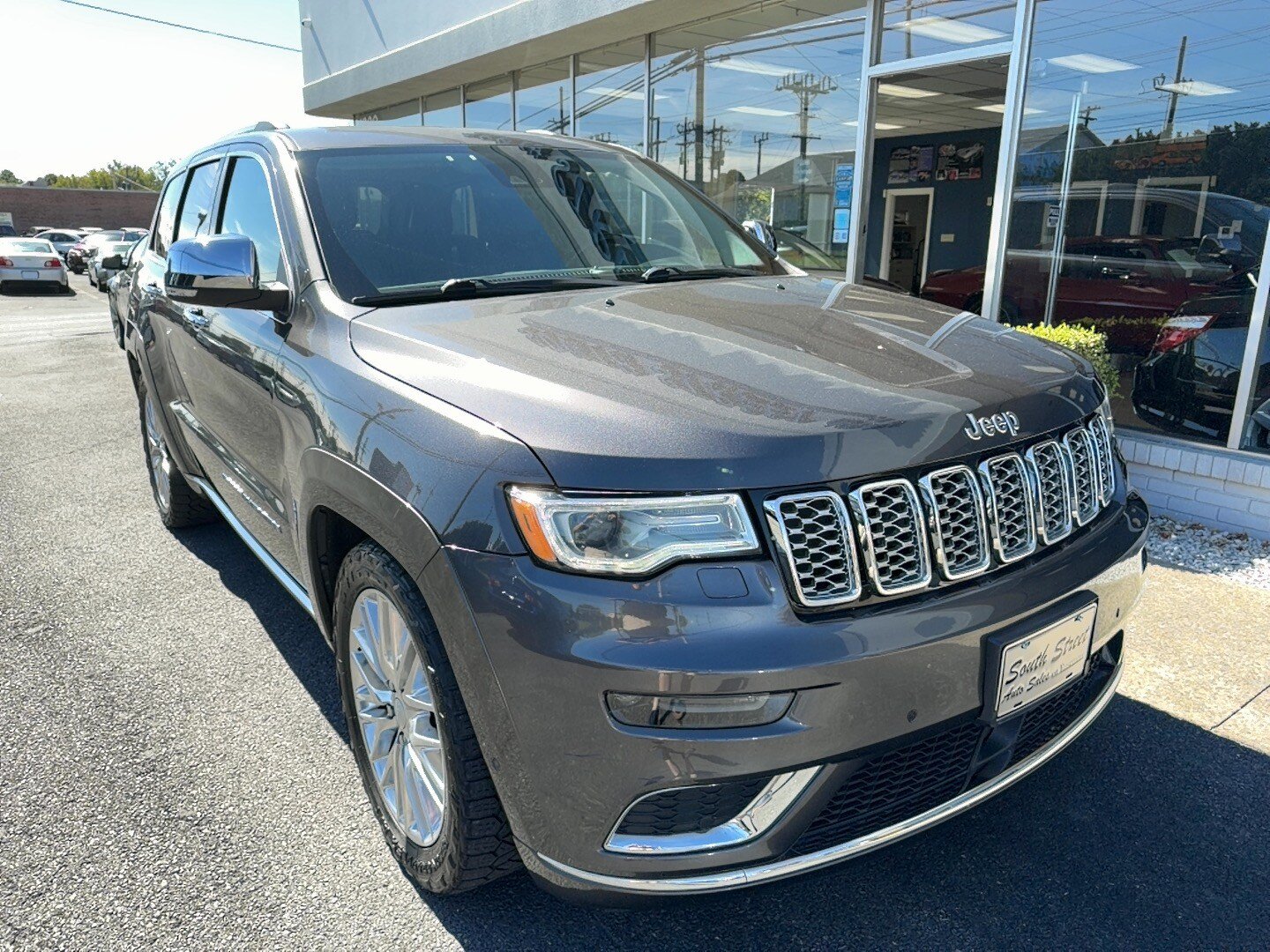Used 2018 Jeep Grand Cherokee Summit AWD/4WD image 2