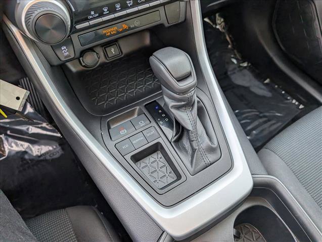 Used 2021 Toyota RAV4 LE image 11