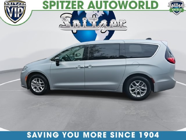 Used 2024 Chrysler Pacifica Touring-L FWD image 7