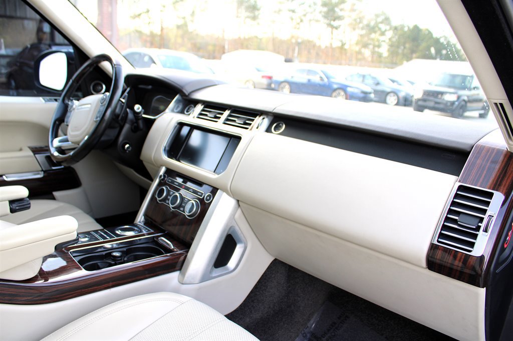 Used 2016 Land Rover Range Rover HSE image 17