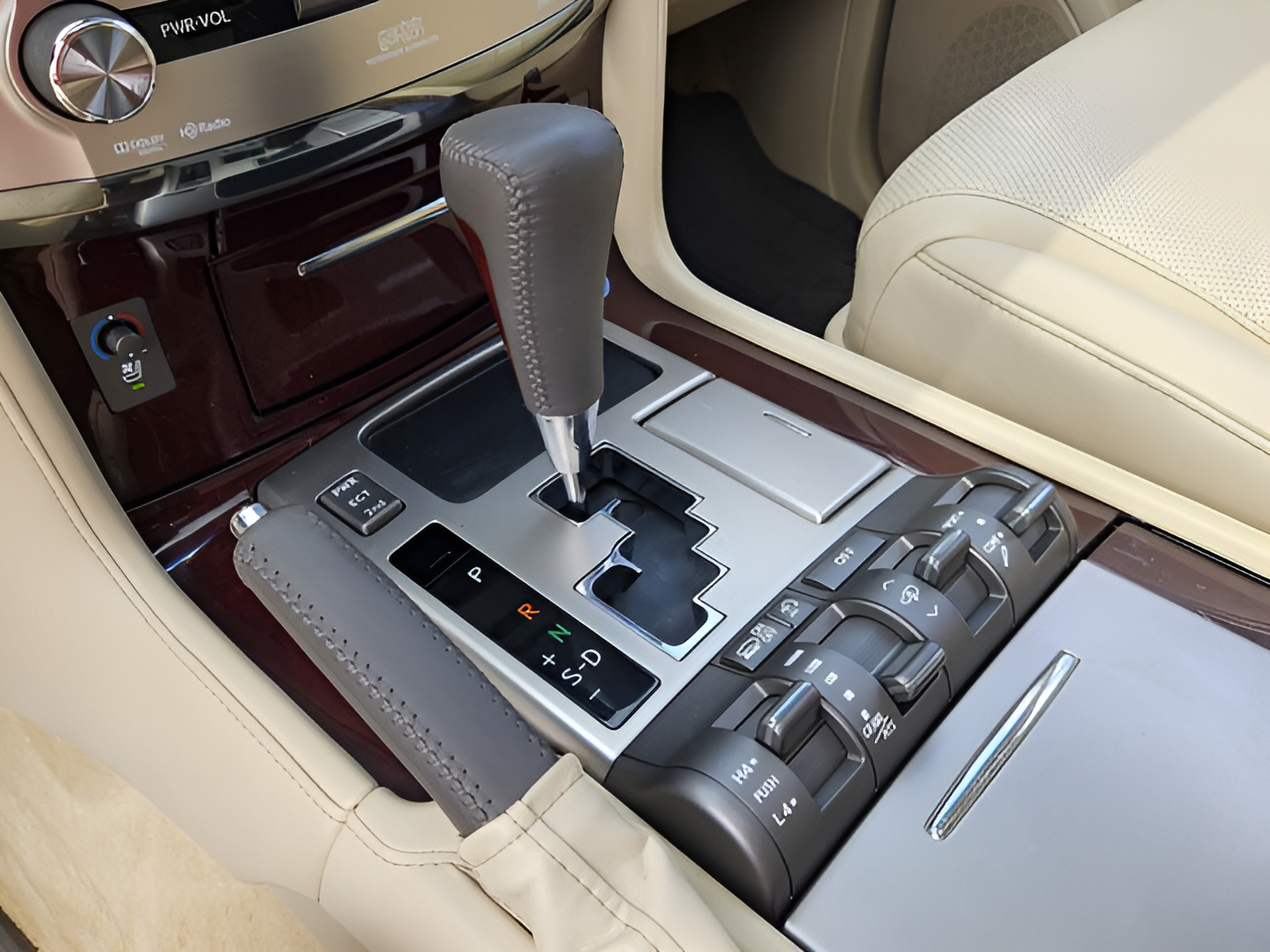Used 2013 Lexus LX 570 4WD w/ Luxury Pkg image 19
