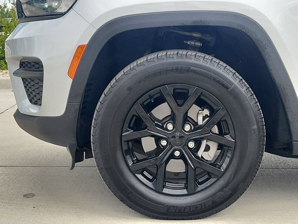 Used 2024 Jeep Grand Cherokee Altitude AWD/4WD image 39