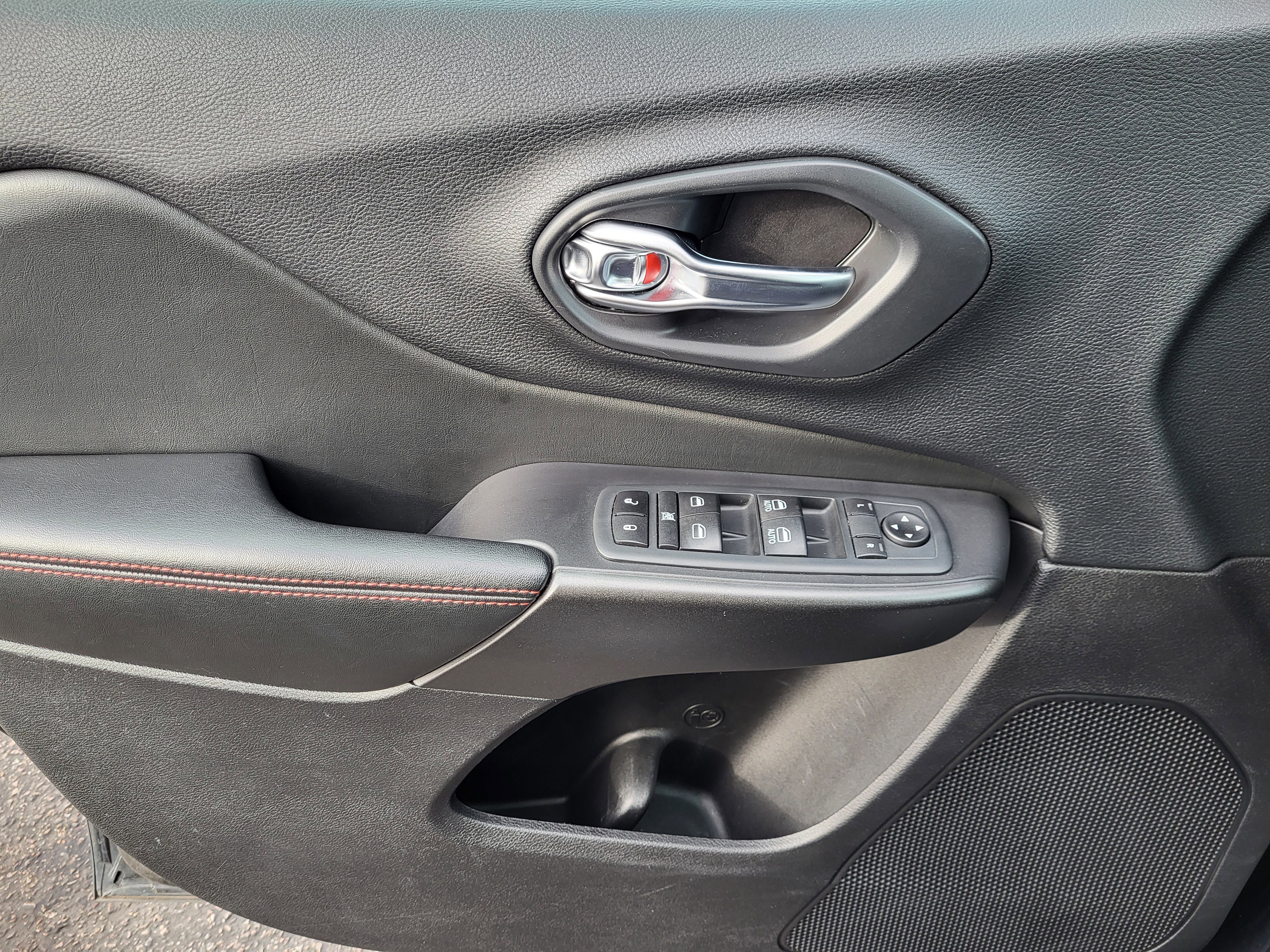 Used 2020 Jeep Cherokee Trailhawk w/ Cold Weather Group image 7