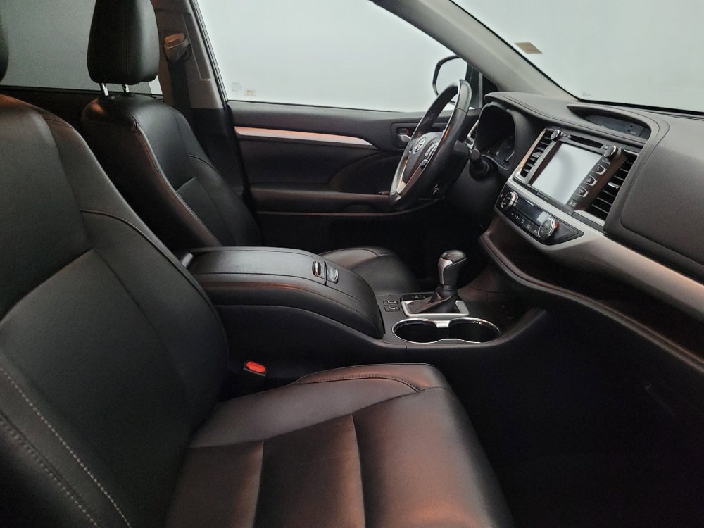 Used 2019 Toyota Highlander XLE AWD/4WD image 21
