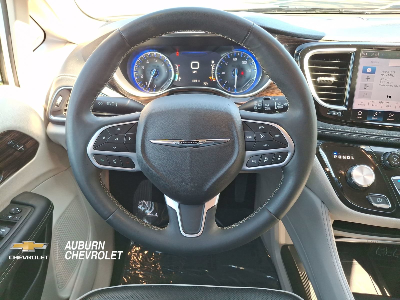 Used 2023 Chrysler Pacifica Limited FWD image 10