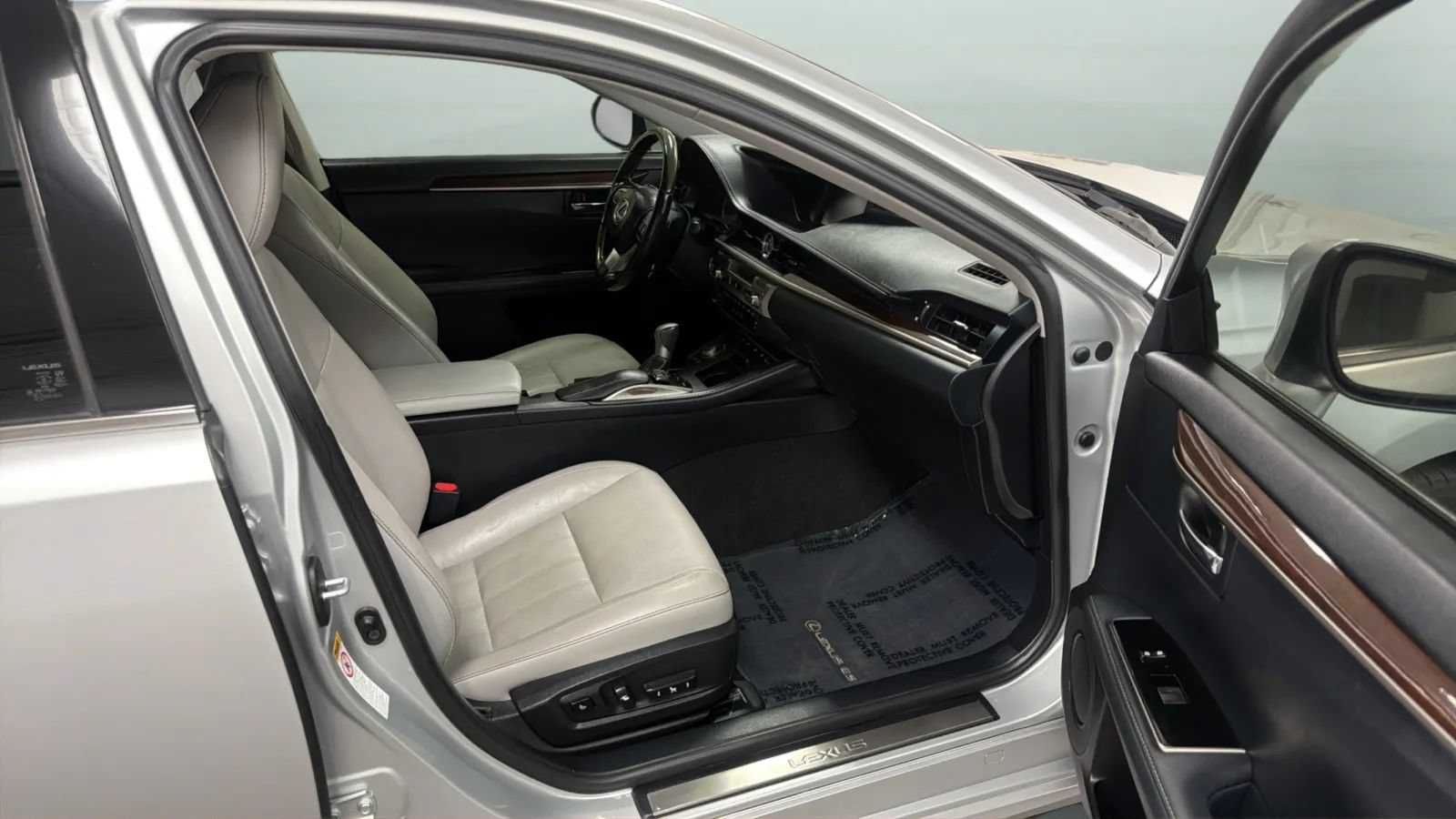 Used 2016 Lexus ES 300h w/ Luxury Package w/Wood Trim FWD image 22