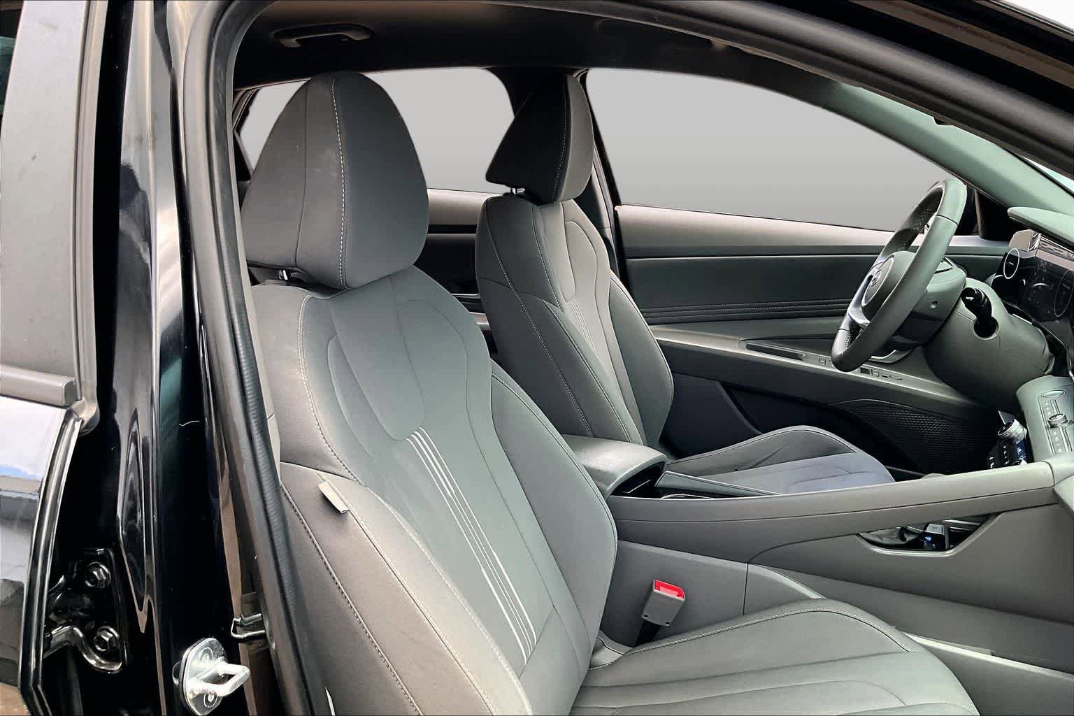 Used 2023 Hyundai Elantra SEL w/ Convenience Package FWD image 9