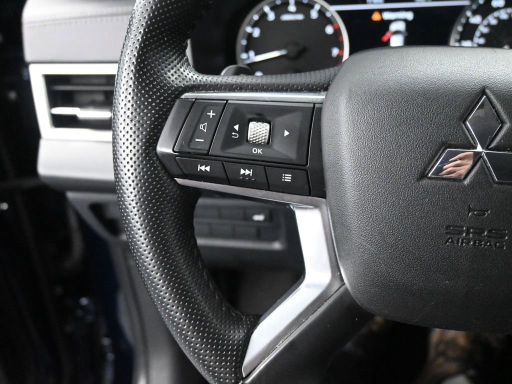 Used 2024 Mitsubishi Outlander AWD image 37