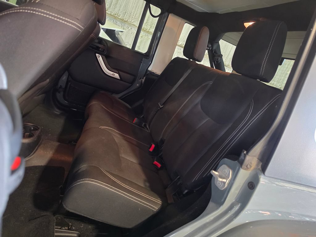 Used 2015 Jeep Wrangler Unlimited Sahara w/ Connectivity Group AWD/4WD image 7