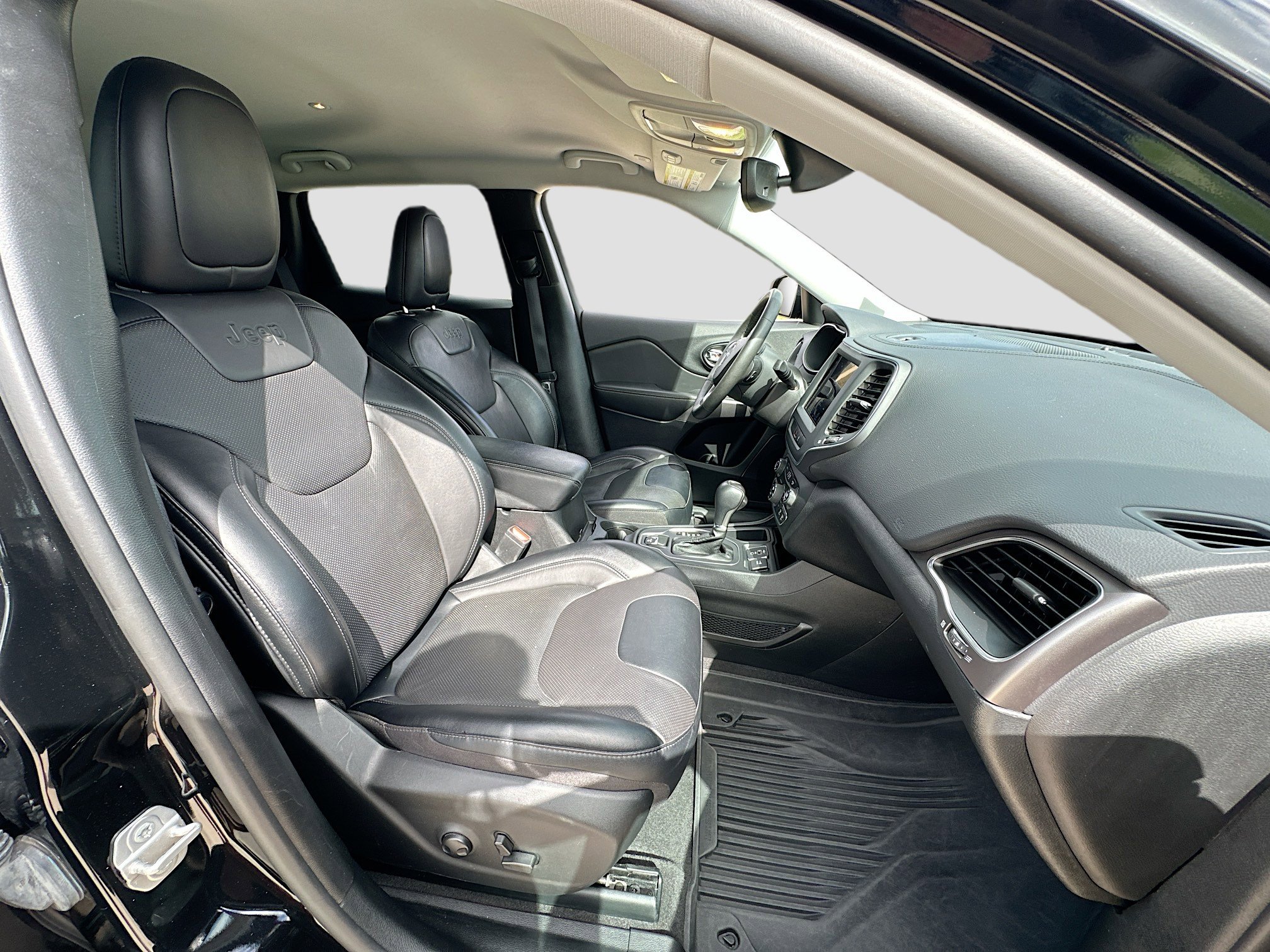 Used 2022 Jeep Cherokee Latitude Lux w/ Mopar Interior Package image 25