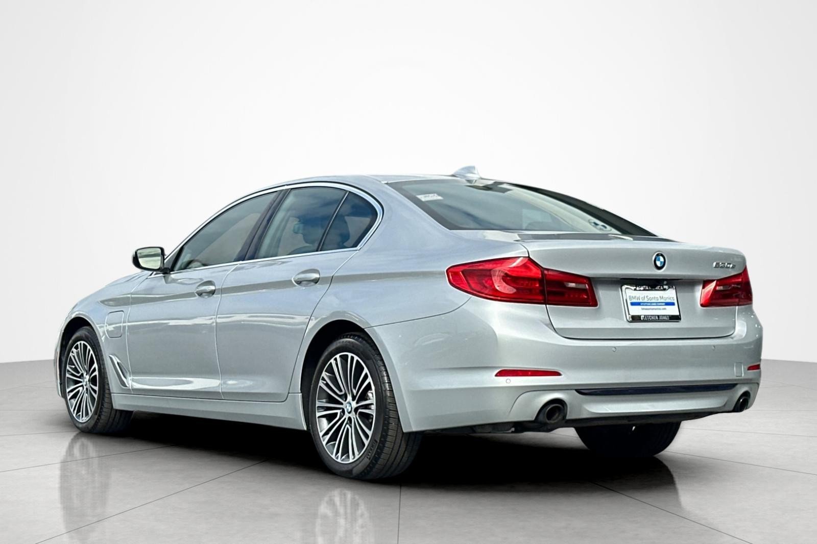 Used 2020 BMW 530e w/ Convenience Package RWD image 3