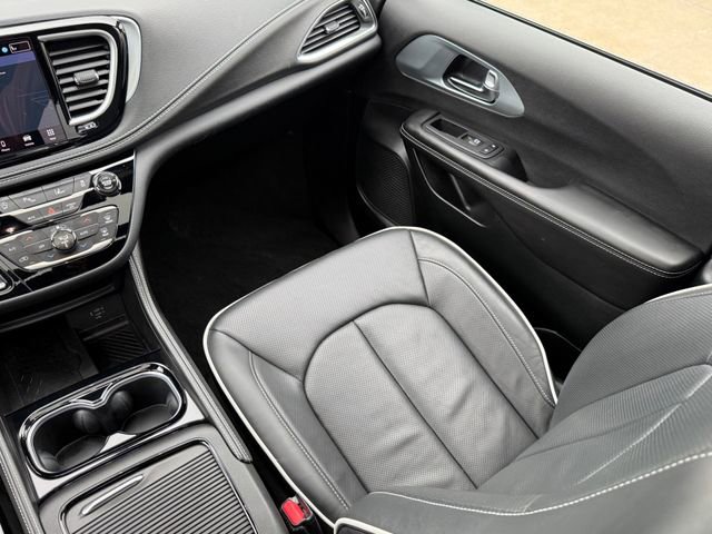 Used 2026 Chrysler Pacifica Limited FWD image 24