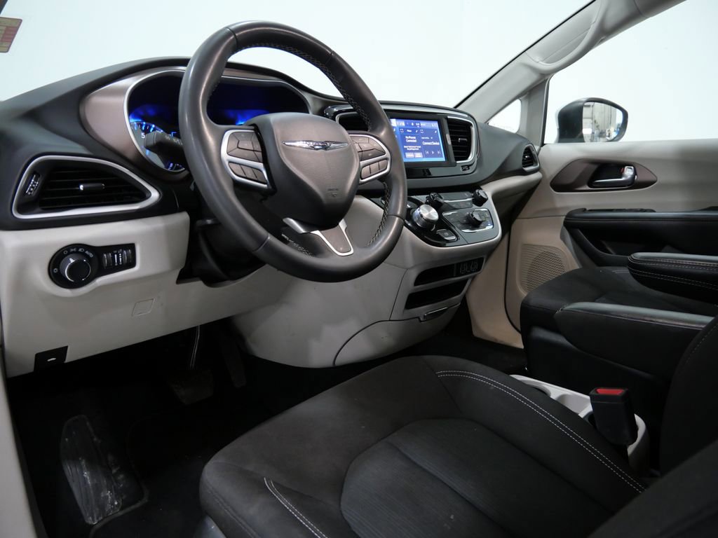 Used 2023 Chrysler Voyager LX image 11