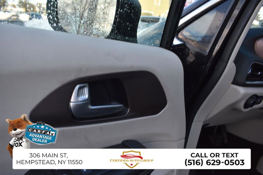 Used 2024 Chrysler Voyager LX image 12