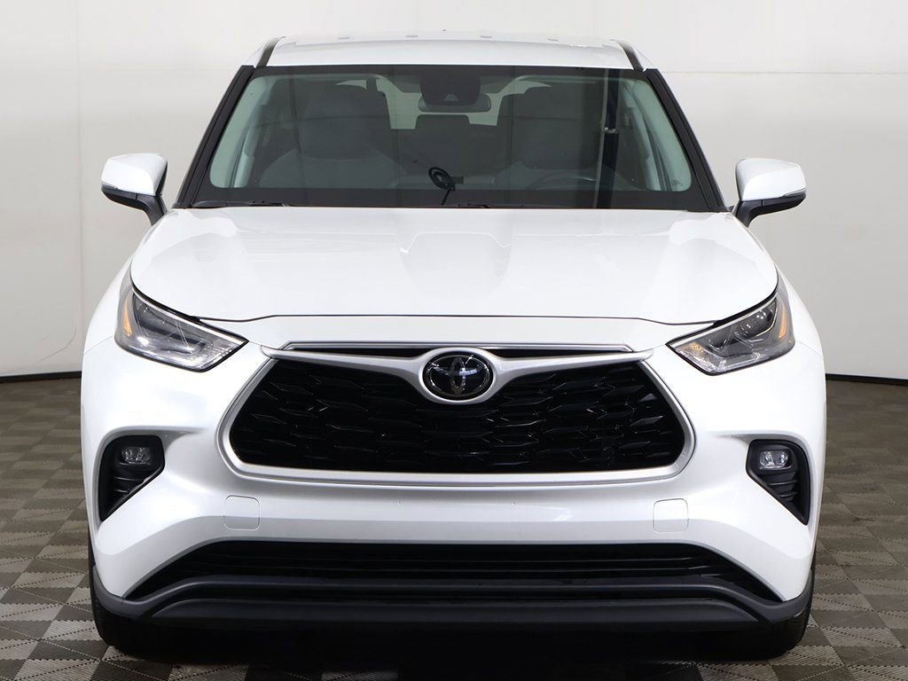 Used 2024 Toyota Highlander LE AWD/4WD image 10