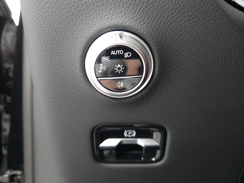 Used 2025 Mercedes-Benz GLC 350e 4MATIC image 10